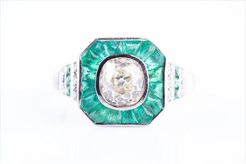 Lot 600 - A diamond and emerald ring in the Art Deco...