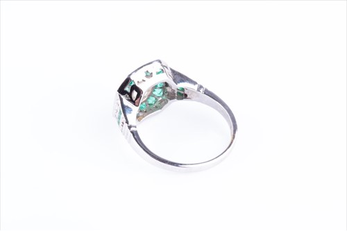 Lot 600 - A diamond and emerald ring in the Art Deco...
