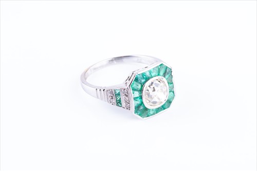 Lot 600 - A diamond and emerald ring in the Art Deco...
