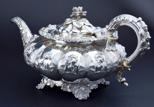 Lot 360 - A George IV silver teapot London 1828, by...